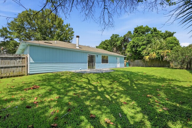Building Photo - 349 Primrose Cir