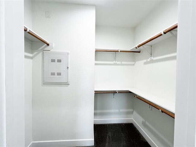 Building Photo - 144 W 5th St