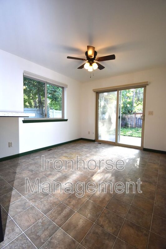 Building Photo - 502 Sanders Ave