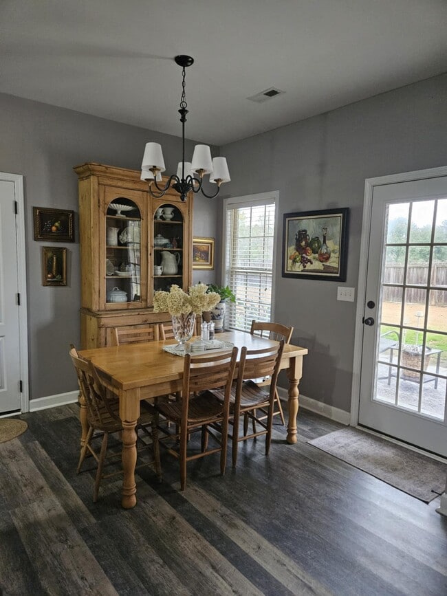 Building Photo - 307 First Post Rd