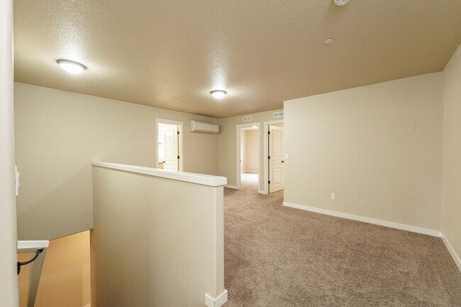 Building Photo - 3 Bedroom 2.5 Bath Townhome - Convenient R...