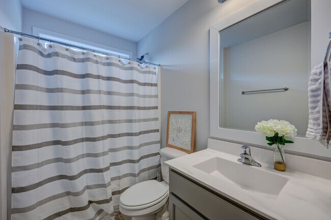 Building Photo - Luxurious 3 bedrooms 2.5 bath home in Nort...