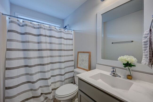 Building Photo - Luxurious 3 bedrooms 2.5 bath home in Northern Lights.