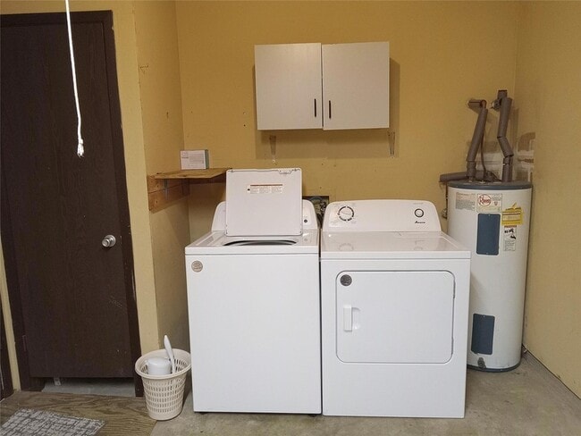 Building Photo - 910 E Meadowmere Ln