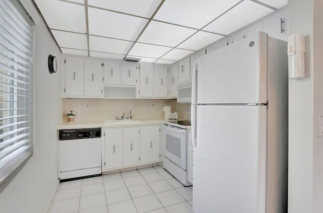 Building Photo - 204 Burgundy N