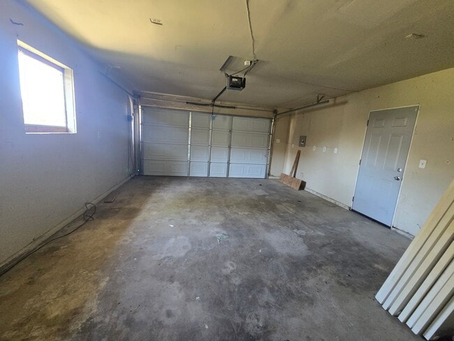 Building Photo - 4 Br 2 Ba available now