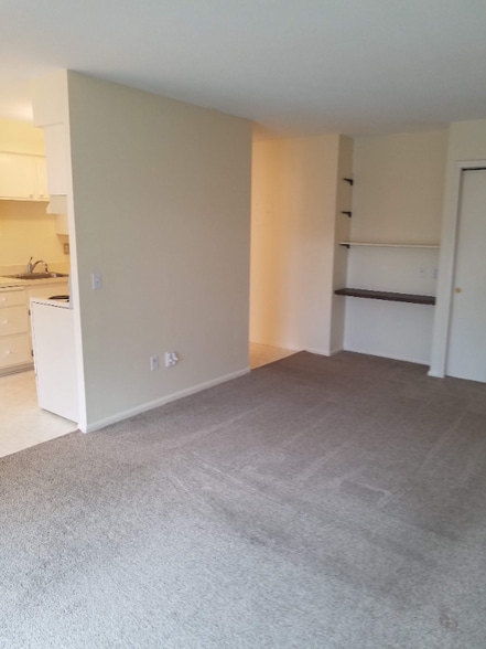 Building Photo - 930 6th St S