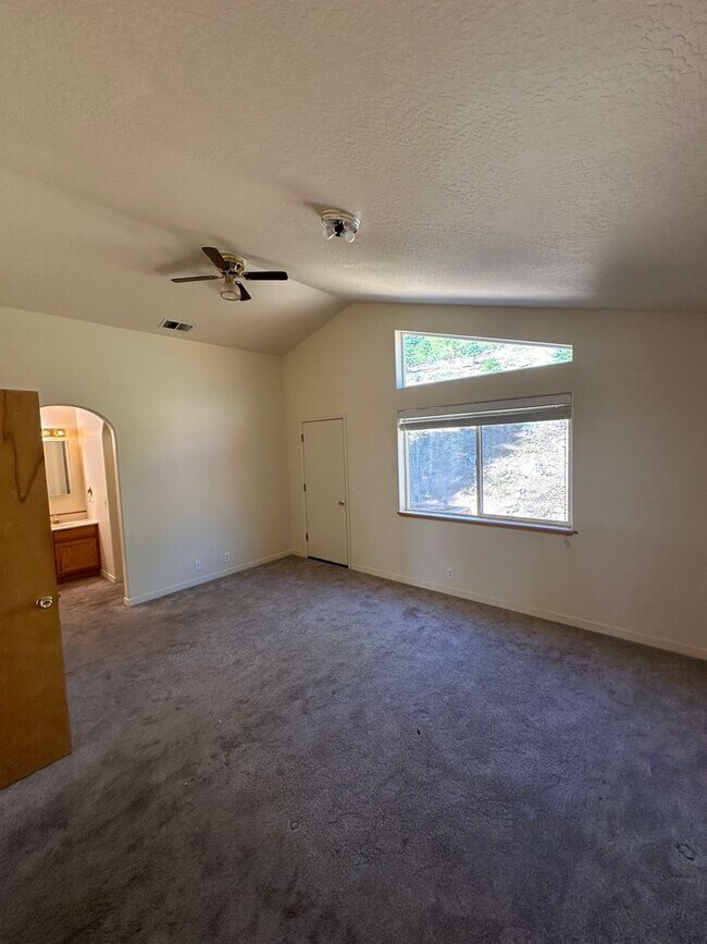 Building Photo - 11530 Rhineland Ave