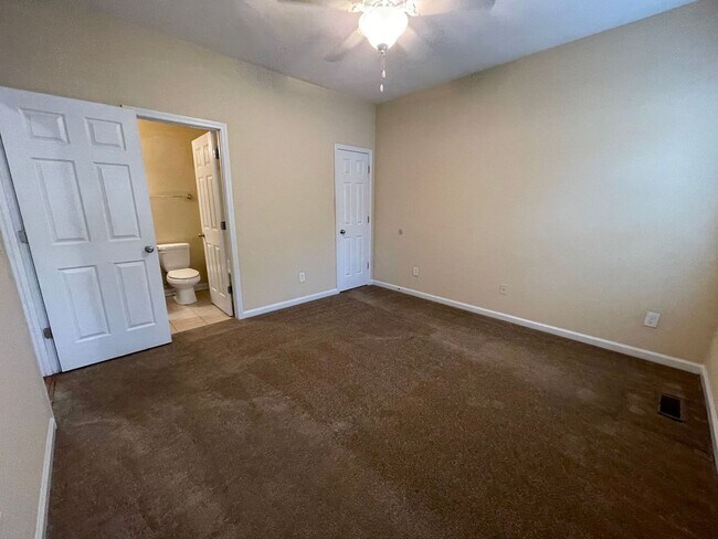 Building Photo - COTTAGE STYLE 4 BED/4 BATH - AVAILABLE AUG...