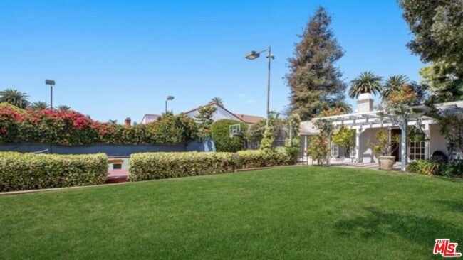 Building Photo - 426 Georgina Ave