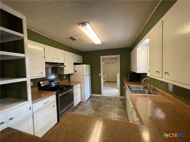 Building Photo - 1346 Carnation Ln