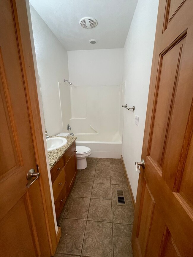 Building Photo - 4 Bd/3 Ba Townhouse on Pioneer Hill!