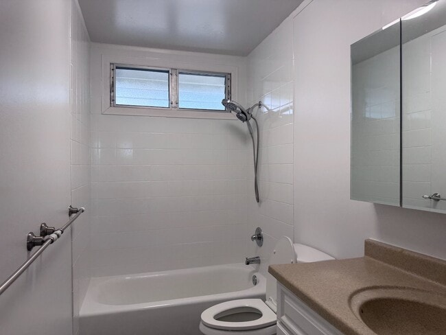 Building Photo - 3 Bedroom in Aiea - Looking over Golf Course