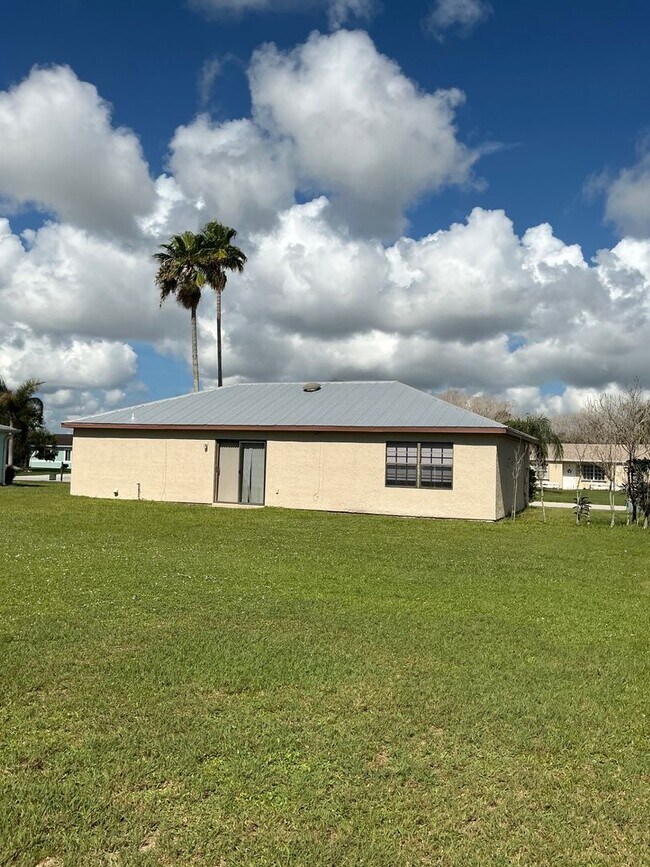 Building Photo - 1537 SE Arenson Ln