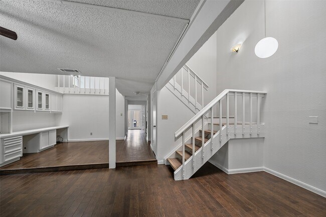Building Photo - 2387 Crescent Park Dr