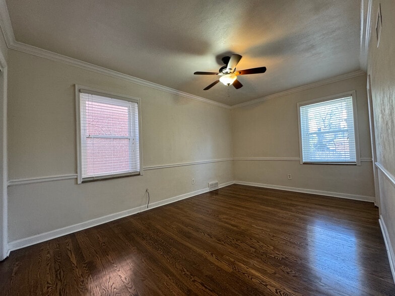 Building Photo - 422 S Hanley Rd