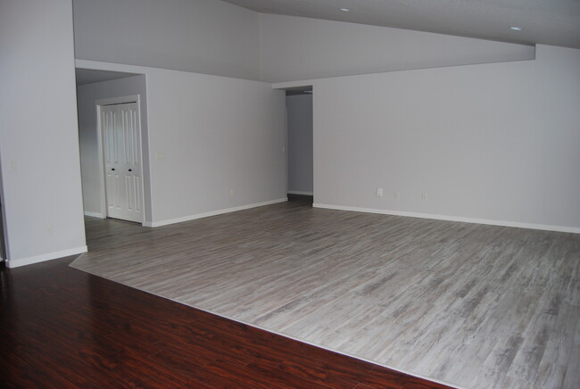 Building Photo - 3 Bedroom 2 Bath Dayton OR