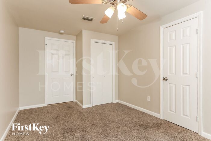 Building Photo - 2411 NE 10th Ave