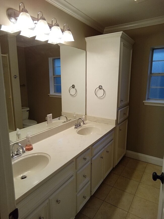 Building Photo - ****Woodlake South****MUST SEE**