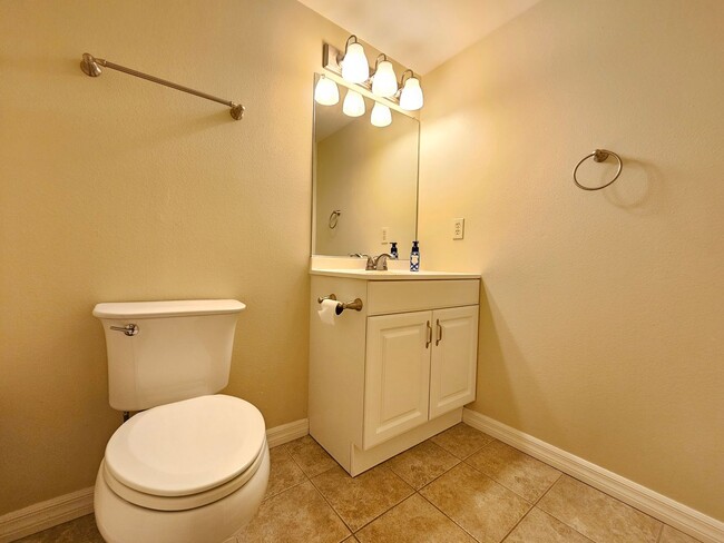 Building Photo - Charming Condo With Pool Access!