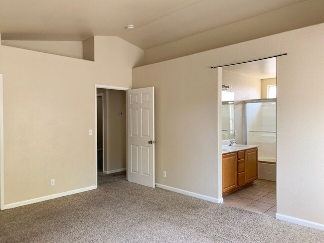 Building Photo - 4 Bedroom Home in Hollister with Huge Backyard!