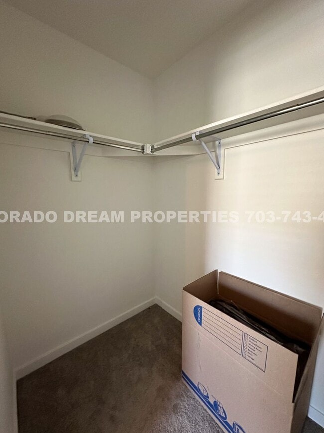 Building Photo - Luxurious fully-furnished home in Dove Vil...