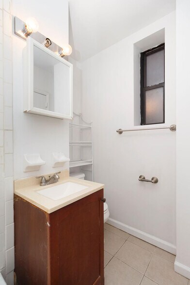 Building Photo - 131 E 94th St