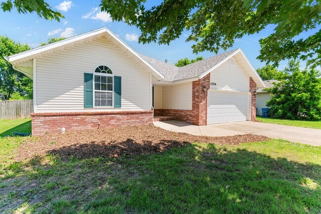 Building Photo - 3 Bedroom, 2 Bathroom Home in Republic Sch...