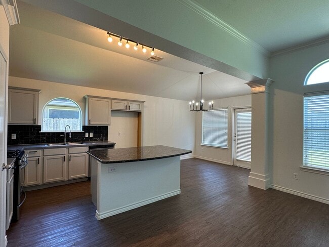 Building Photo - Ready for move in