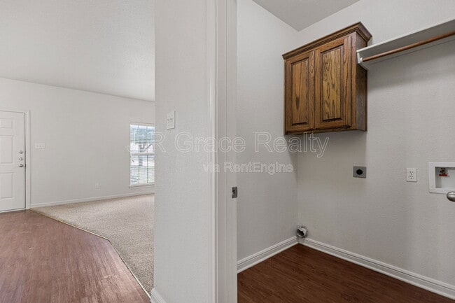 Building Photo - 10001 Amber Cir