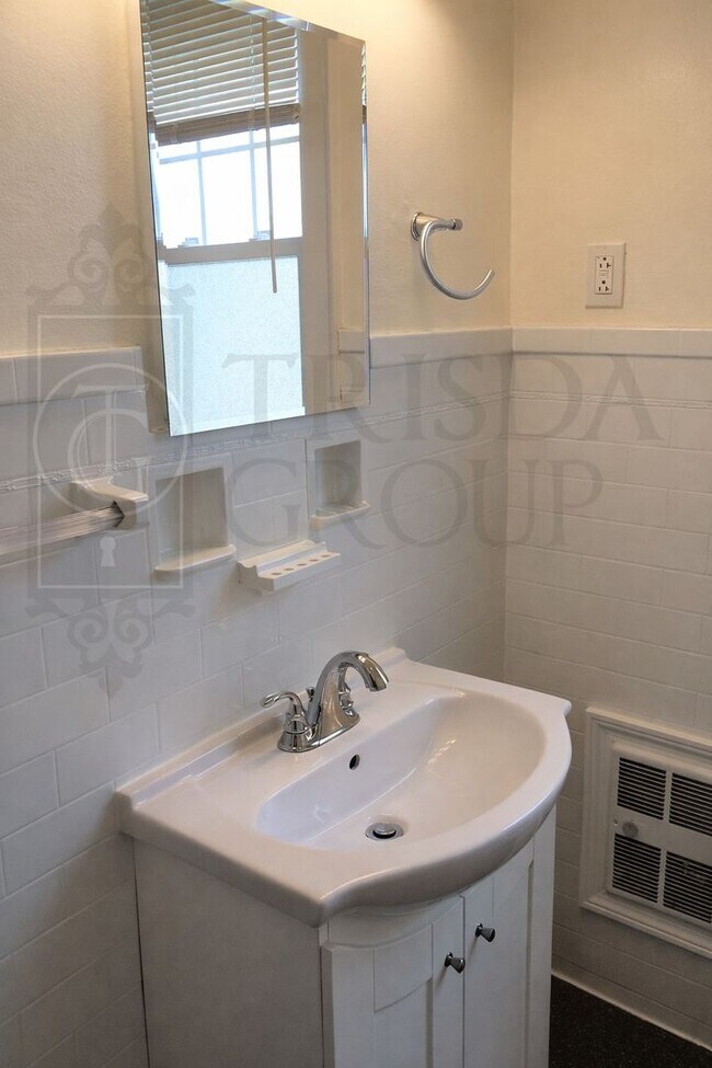 Building Photo - Avail Avail Aug 1st: A GEM in Dormont!  Spacious 3BR Twin Home, Parking, Charm, Walkability, Outd...
