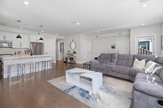 Building Photo - 2 Elm St