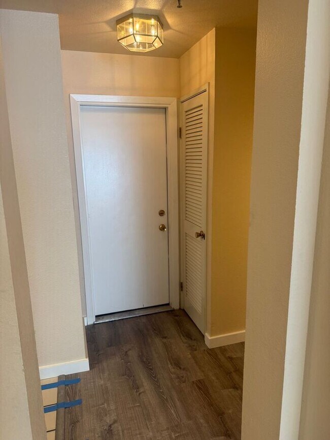 Building Photo - Wonderful 2 Bedroom, 2.5 Bath Condo!