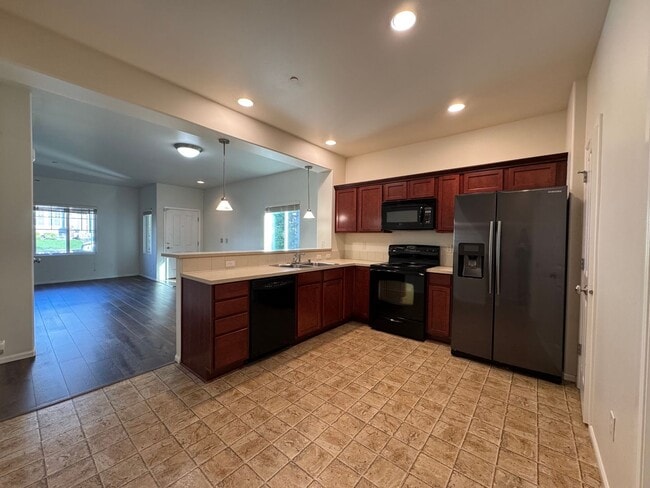 Building Photo - 2 Bed, 3 Bath in Cordata Neighborhood