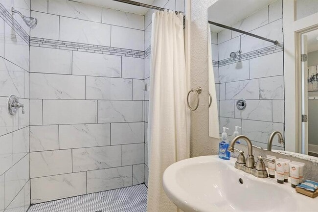 Building Photo - 4017 M Ave