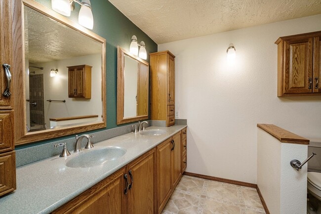 Building Photo - 3 Bedroom 2 Bath Single Level with Fence B...