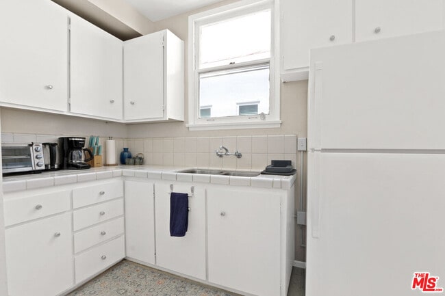 Building Photo - 442 N Orange Grove Ave