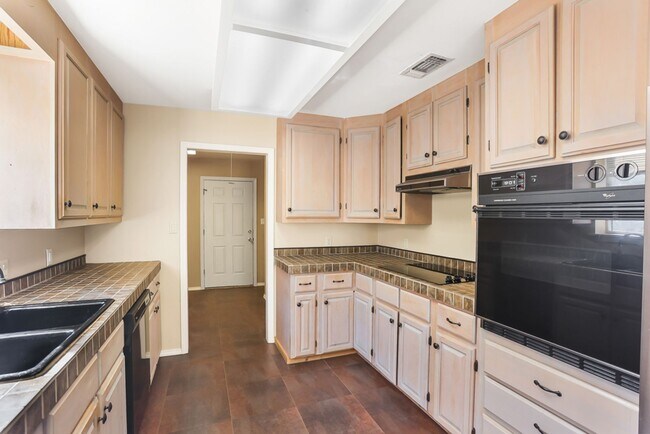 Building Photo - Hill Country Retreat