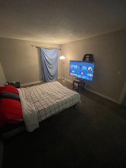 Building Photo - 1170 E 43rd St