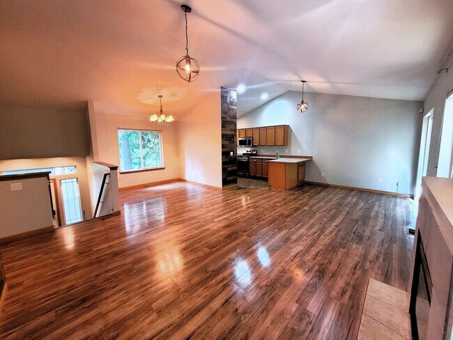 Building Photo - Spacious 3 Bedroom Home with Garage