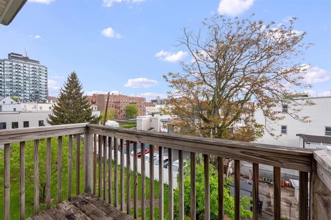 Building Photo - 82 Tuers Ave