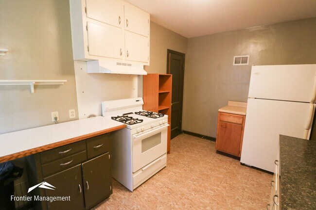 Building Photo - Awesome 3 bedroom 1 bathroom home located close to Aggieville and Campus!