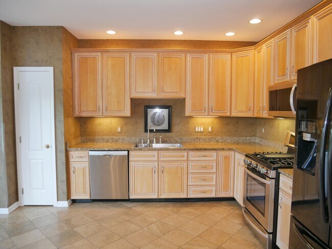 Building Photo - Gorgeous Former Model 4 Bed 2.5 Bath Townh...
