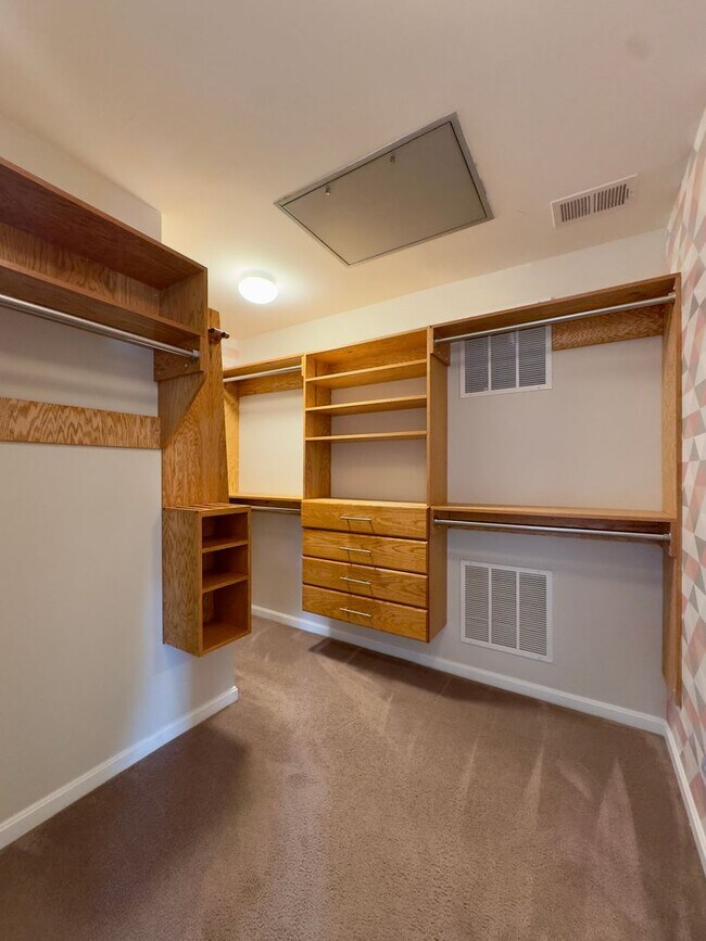 Building Photo - 170 Mohegan Dr