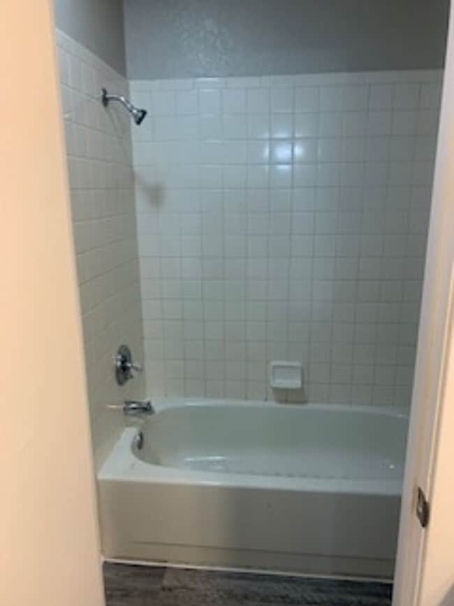 Building Photo - Cute 3/2 Duplex