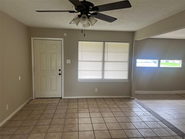 Building Photo - 1305 Serpentine Dr