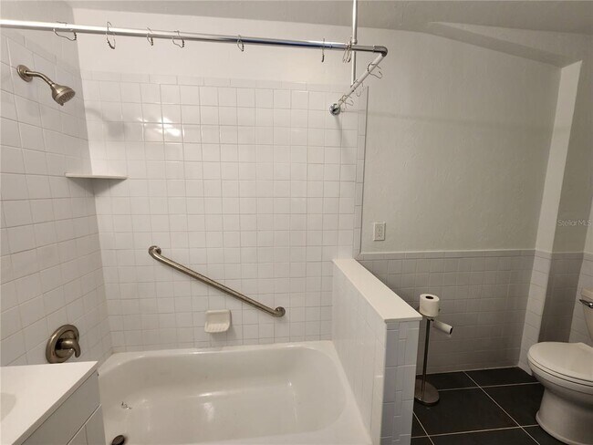 Building Photo - 120 SE 7th St