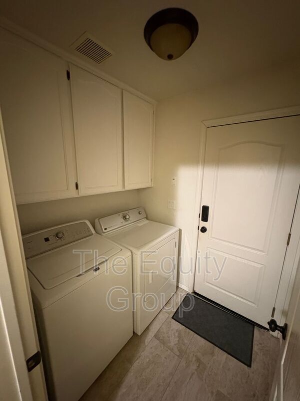 Building Photo - 3524 S Lincoln Ct