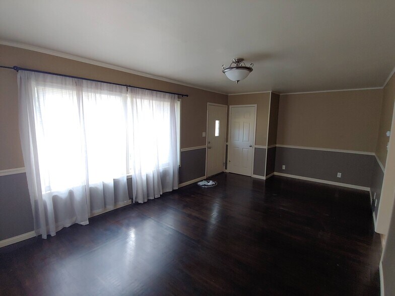 Living Room - 510 S 72nd St