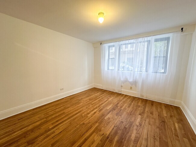 Building Photo - 7425 N Sheridan Rd